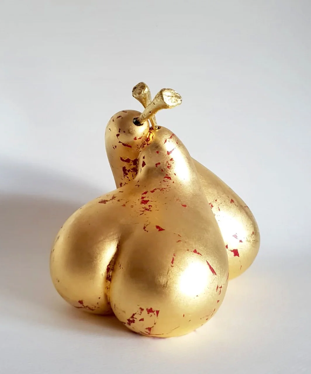 Série First Kiss - résine, peinture et feuilles d’or 24 carats.