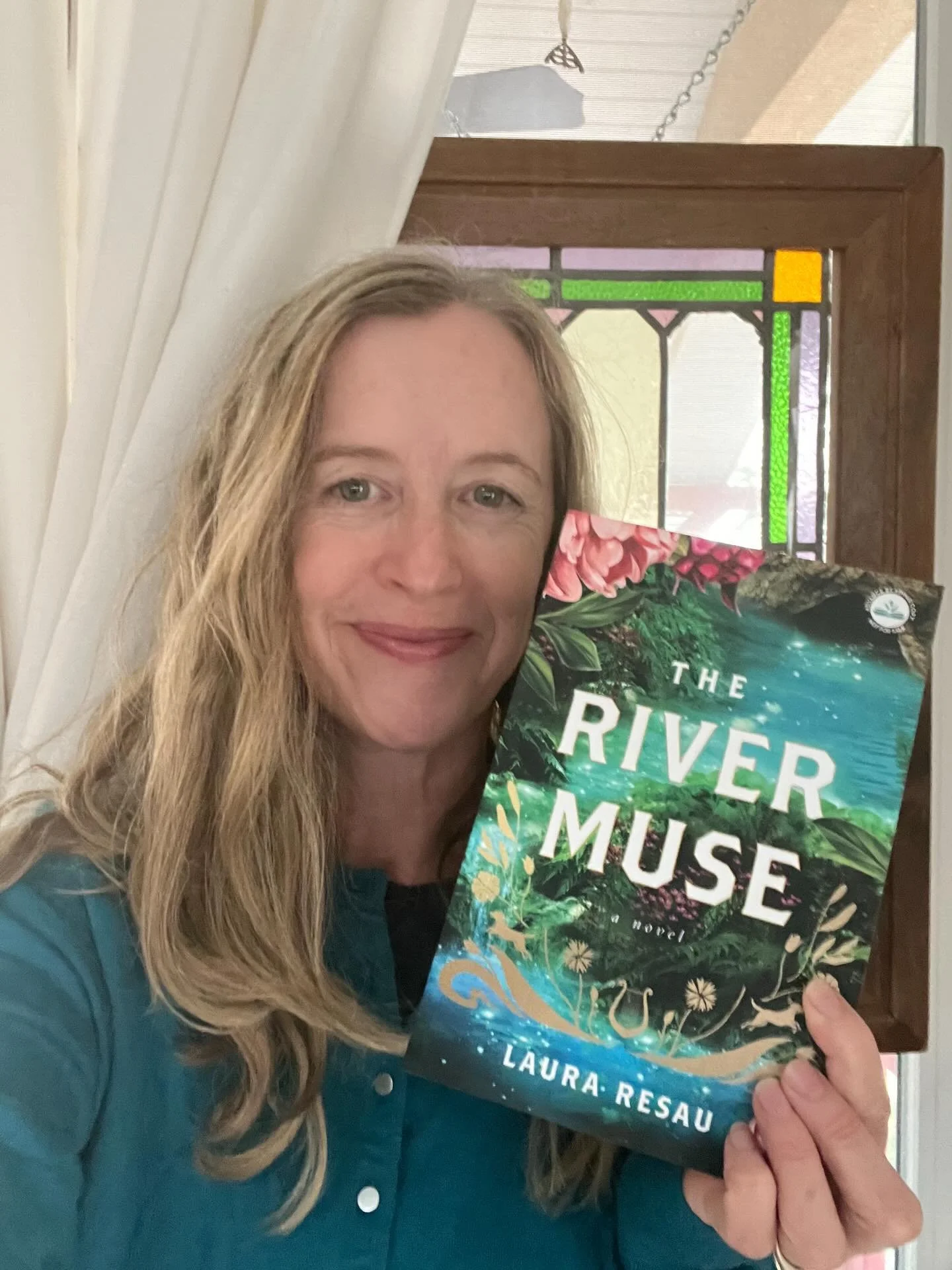 Hello, my friends! Merci to everyone who has pre-ordered *The River Muse* (or is planning to do so!) 🩵💫🙏 If you'd like a personalized, autographed book plate and thank you note, please see my last post! 💌📖 You also have the chance to win a perso