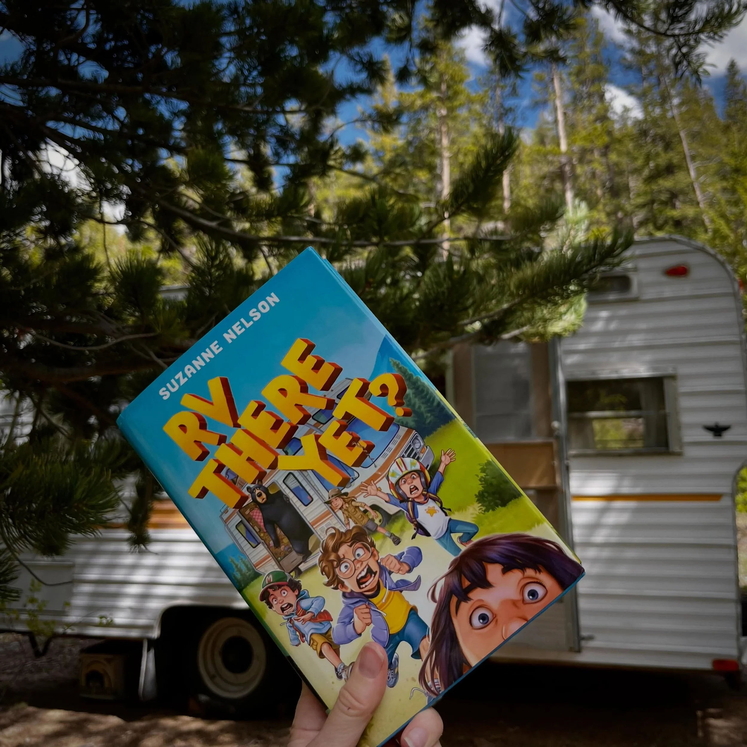 Here's my recommendation for the perfect family vacation read&hellip; *RV There Yet?* by the fabulous @suzannenelsonbooks ! 🐾🌞⛰️ It's heartwarming and laugh-out loud-funny!

In the background is Winnie, our 1969 camper trailer who spends summers in