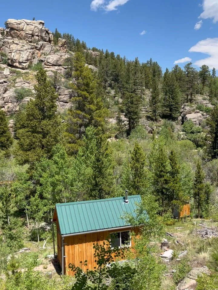 Sending summer solstice love!🌞 We had a beautiful, lush weekend getaway to our little piece of paradise, Beagle Holler. ⛰️🐾 

Swipe to see my favorite place for teatime and writing by the creek&hellip; and the forest yoga platform that Ian built fo