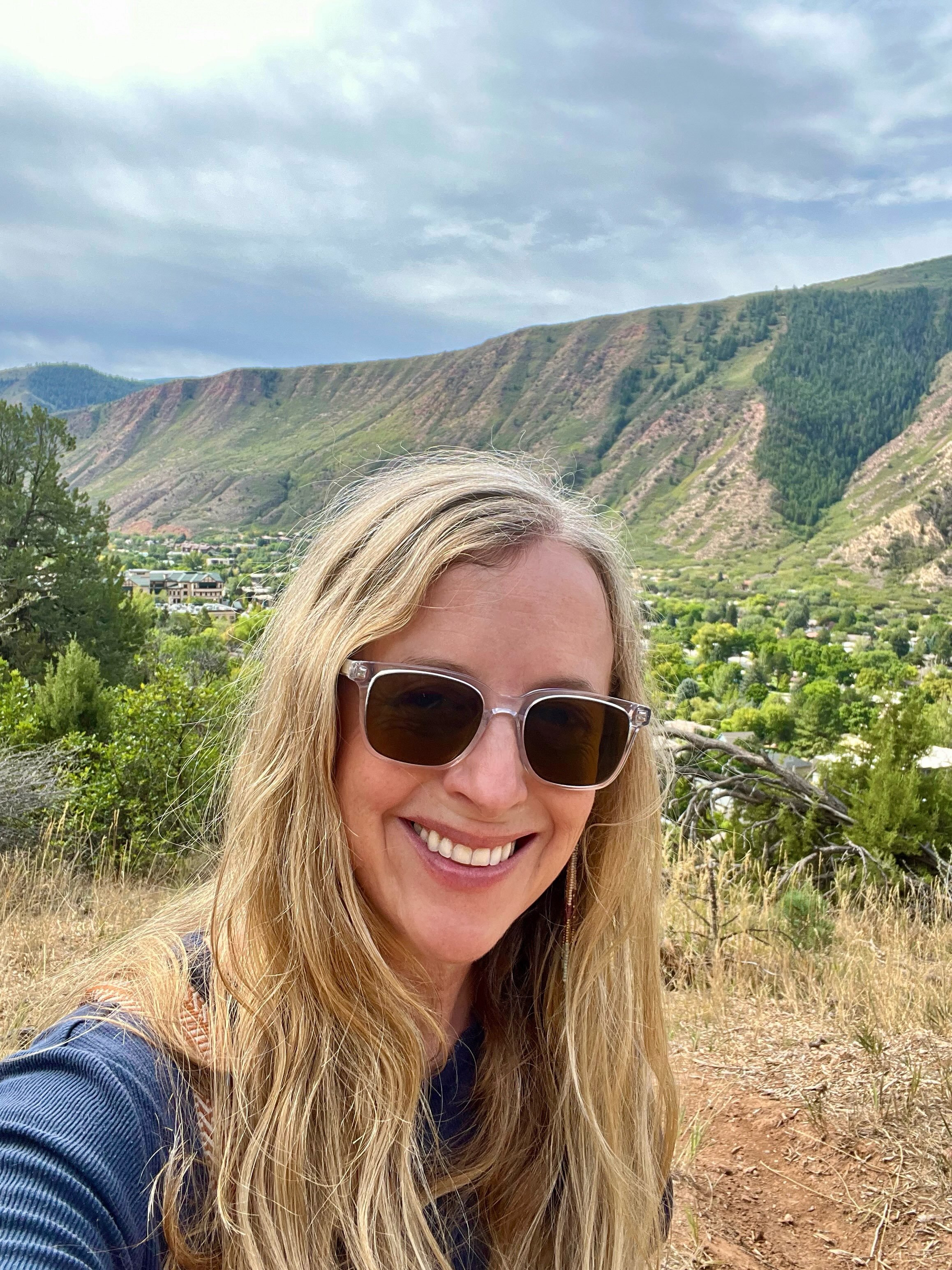 Driving into the mountains always reminds me what a glorious state I live in! 🏔️🩵 I was in Glenwood Springs, Colorado on Thursday for a bookstore event with the lovely Alpenglow Books... such a warm-hearted crowd there... Loved talking with you all