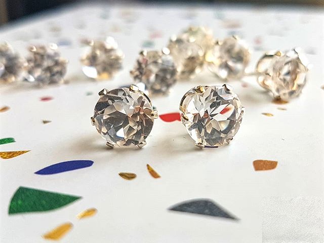 I got a whole bunch of new crystal clear quartz earrings in! Get the diamond look without the diamond price tag, up now in my store! Link in bio
.
.
.
#jewelry #quartz #silver #8mm #kelseyprudhomme #finejewelry #smallbusiness #linkinbio #etsy #etsyse