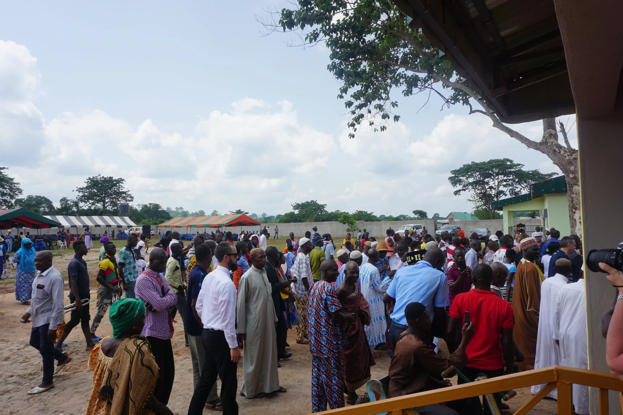 The crowd after touring the Home