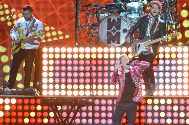 walk-the-moon-show-AMAs-2015-billboard-650.jpg