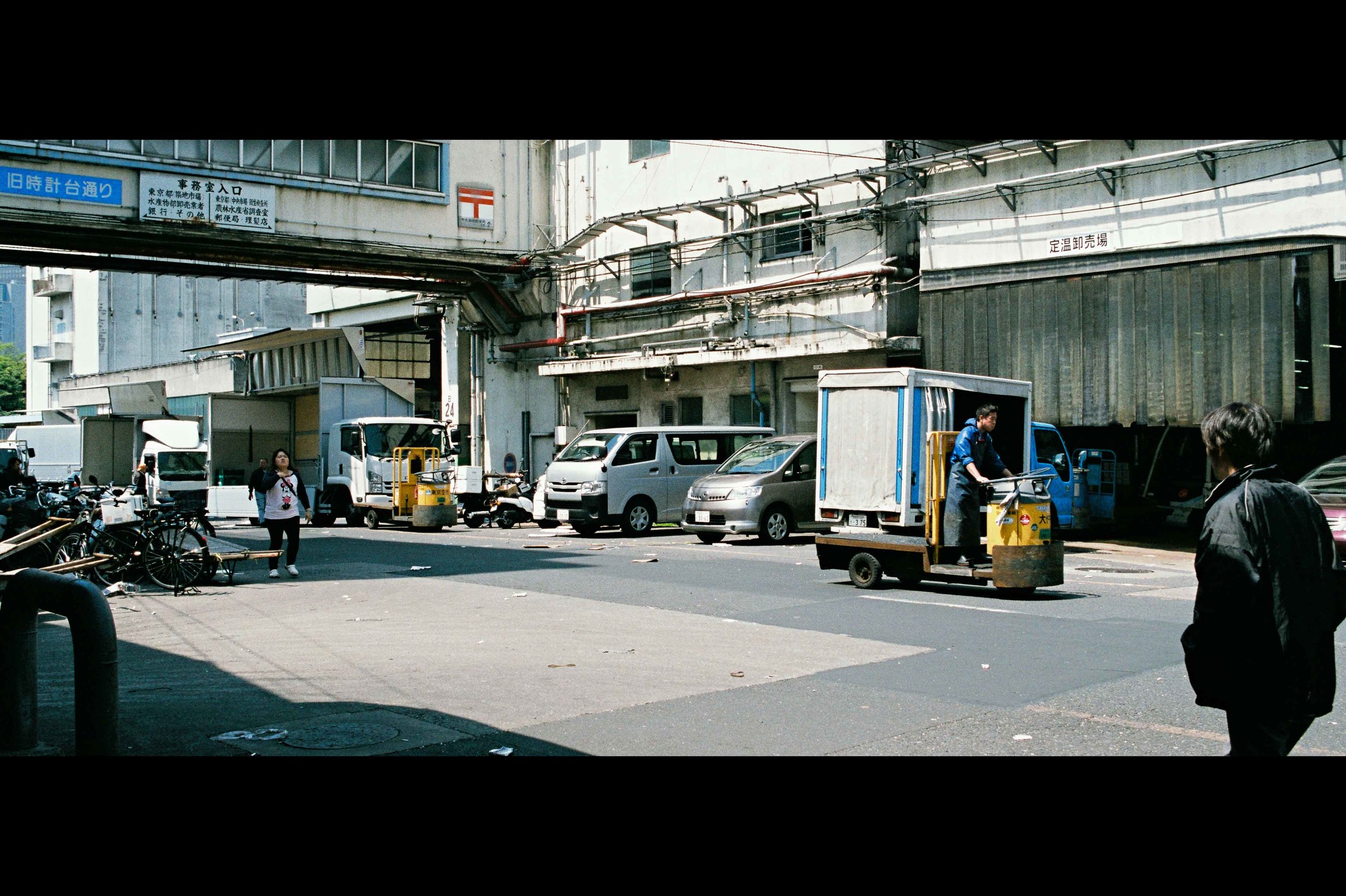 outside-tsukiji-walking-carts.jpg