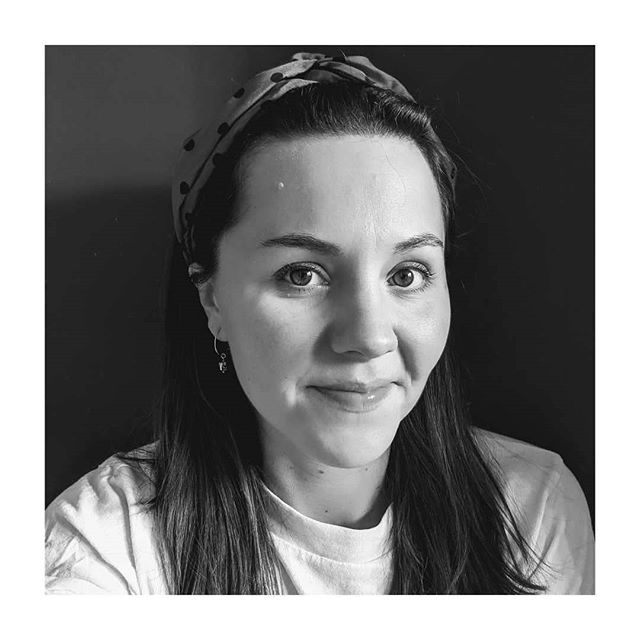 Hello, its thought I would remind you/ introduce you to the main face behind MummaPod.

I am Mary-Anne, a.k.a MAC . I live in Teddington in a fully renovated home (which I project managed myself and am ever so proud of). I have two smalls, Max, 3 and Molly, 10 months tomorrow. I had two incredible births,  both pretty different, but both so empowering and inspiring. Max was born in the birth centre at UCHL and Molly was born at home via the Kingston Homebirth team. I also have a wonderful husband and father to my kids, James, who does all the cooking at our house (which is amazing). On that note, my absolute favourite food is breaded chicken… be it a kiev (aka chicken kevin)  or just a nugget… all shapes and forms… nom nom nom. As well as food, I am usually pretty keen on exercise, particularly body pump, spinning, bootcamp, barre, HIIT Skiing and swimming… I try and workout about 3/4 times a week – as it REALLY helps my mental health. .

Why MummaPod? Well, I am absolutely passionate about pregnancy, birth and the post natal period. I want all women to feel empowered by birth but feel that it is crucial to prepare for birth (the best days come with a lot of work… e.g. Your wedding day). I also know, personally, that the transition into motherhood is pretty major and it's so important to have access to the important things (IT REALLY DOES TAKE A VILLAGE). So I have taken partners onto MummaPod and am hoping that we grow to be the local non stop shop in Kingston & Teddington for all things pregnancy, birth and post natal. To make sure mums and babies are loved and nurtured, as they should be.

What do we have to offer? , I personally offer birth doula support, post natal doula support, small group, private and refresher hypnobrithing classes & post natal massage. MummaPod also have partners that offer post natal personal fitness, womens health physio, pregnancy/ birth/ post natal yoga, fertility/ pregnancy/ post natal nuritionaist, newborn/ pregnancy photography, executive and motherhood coaching & a sleep consultant (and there is more on the way too)… As we love expanding, so do get in touch if you’d like to join.

So over to you, do you have any questions?