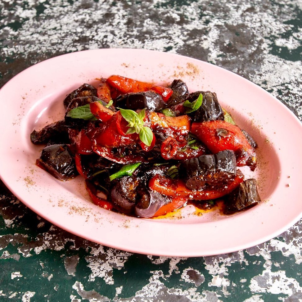 Taking inspiration from the nightly outdoor bazaars and food markets of Chiang Mai, our ℕ𝕚𝕘𝕙𝕥 𝕄𝕒𝕣𝕜𝕖𝕥 Aubergine 🍆 stir fry🇹🇭 

Loaded with peppers, Thai Basil and with a deliciously rich and moorish Chop Suey sauce, this one isn&rsquo;t j