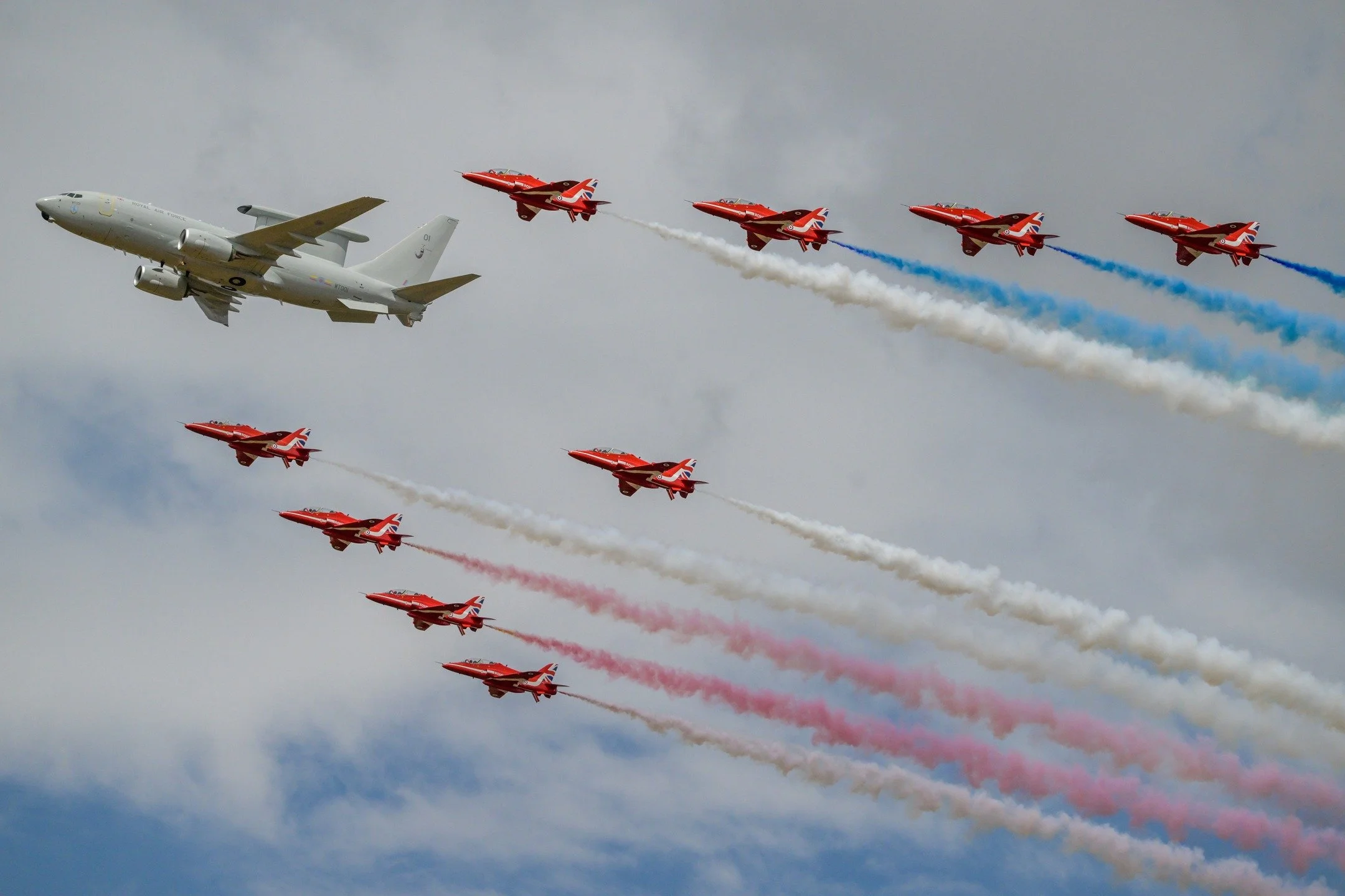 Great time at #RIAT2025 @airtattoo today. Never photographed planes before...what a day, loved it, and had the chance to shoot @royalairforceuk's E-7 Wedgetail in it's first appearance alongside the @rafredarrows - hooked. #simondervillerphotography 