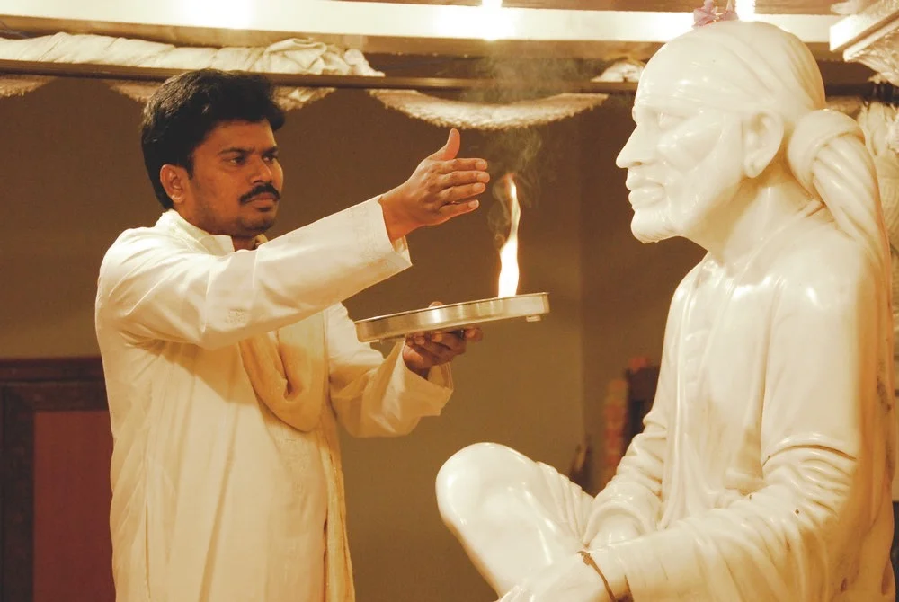 Sri Kaleshwar perfoming aarti to Baba