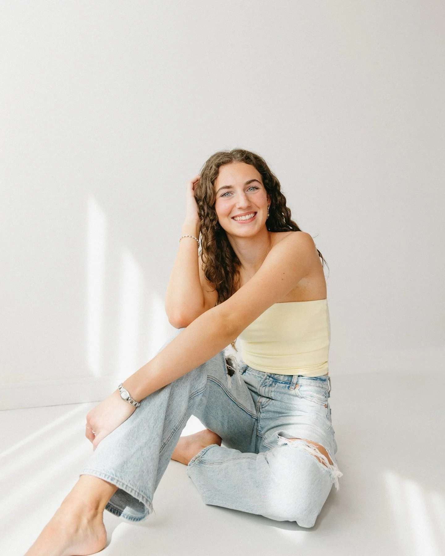 Cutie little studio senior sesh featuring the ray of sunshine herself @macy_cerelle ✨☀️☁️ @recreatingrays tan is tanning 🔥😮&zwj;💨