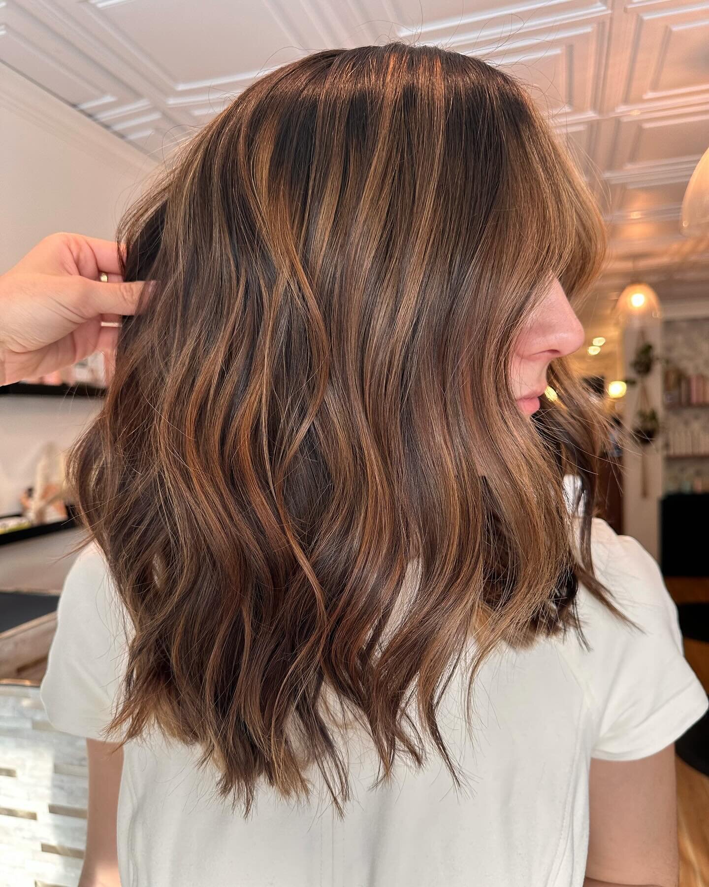 Georgy&rsquo;s warm dimensional brunette is screaming spring! 🌷We&rsquo;ll be starting April off with some Beyonc&eacute; for are #musicpick #thisweekatmirrorandmantel 

#georgymirrorandmantel #warmtonehighlights #dinensionalbrunette #mirrorandmante