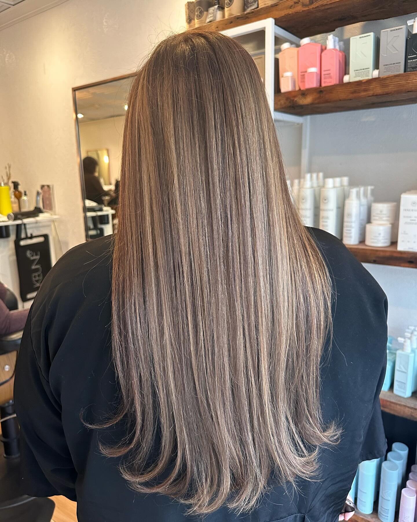 Georgy turned this color correction out! 🙌🏻 Her client came with hair that felt darker and way warmer than she wanted. She left with a soft and seamless color. Swipe to see the before.

#beforeandafter #colorcorrection #georgymirrorandmantel #blend