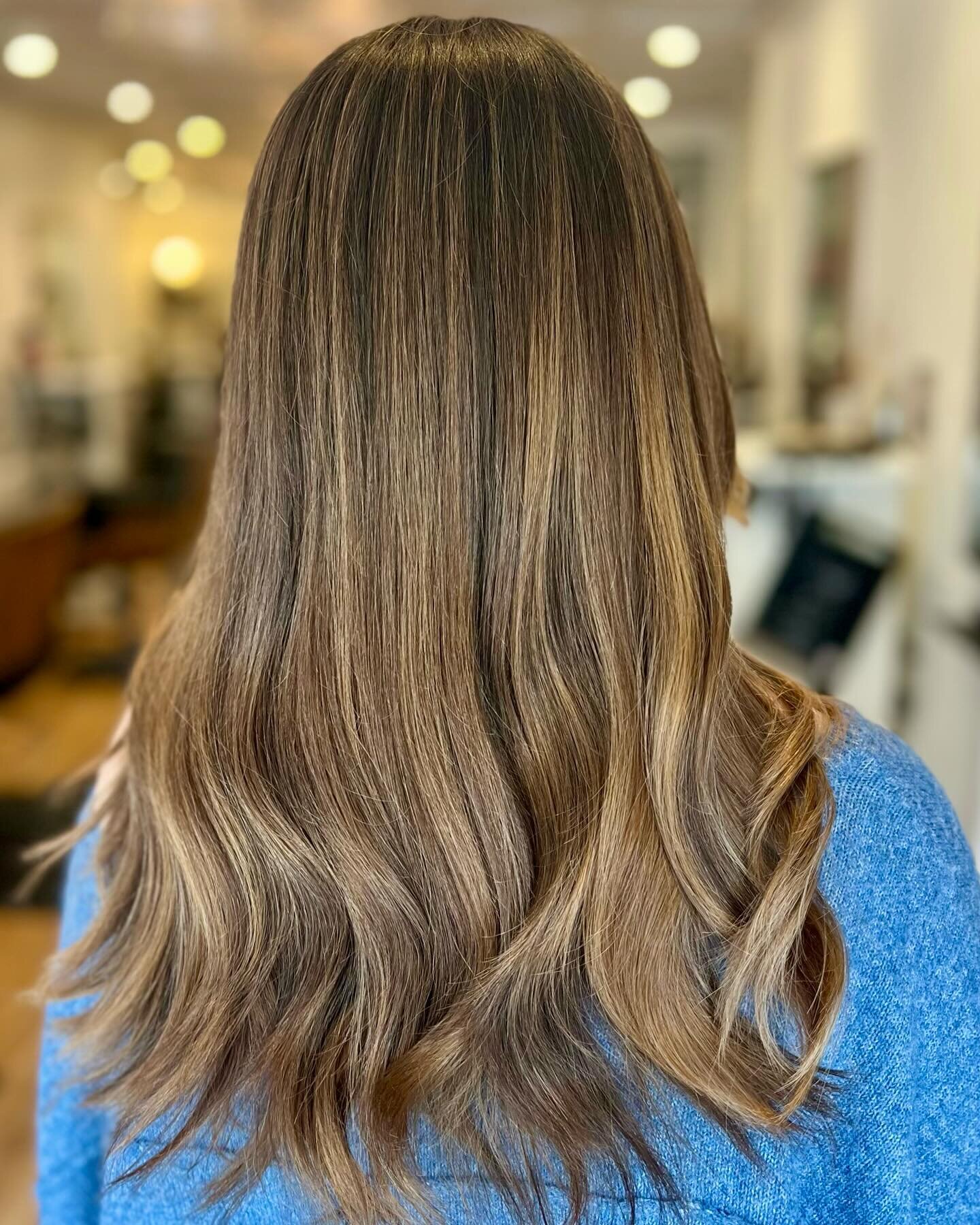 Starting off #thisweekatmirrorandmantel with a  honey 🍯 toned balayage by @ajameshair 
Akasha&rsquo;s station this week is Blood Orange radio! 

#sweeterthanhoney #balayage #phillystylist #akashamirrorandmantel #mirrorandmantel