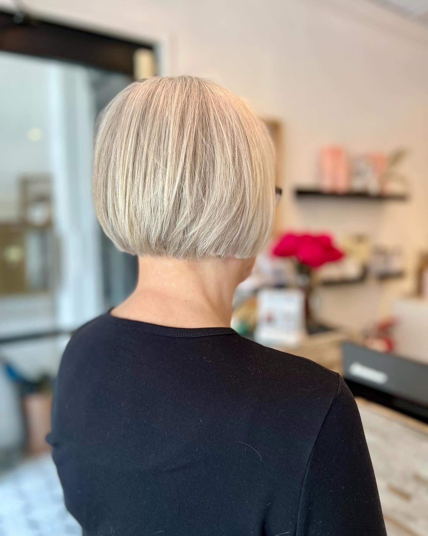 This precision bob by Rose couldn&rsquo;t be more perfect! Rose is choosing Teddy Swims as the music station #thisweekatmirrorandmantel 

#precisioncutting #shorthair #chinlengthbob #rosemirrorandmantel #teddyswims #musicpickoftheweek