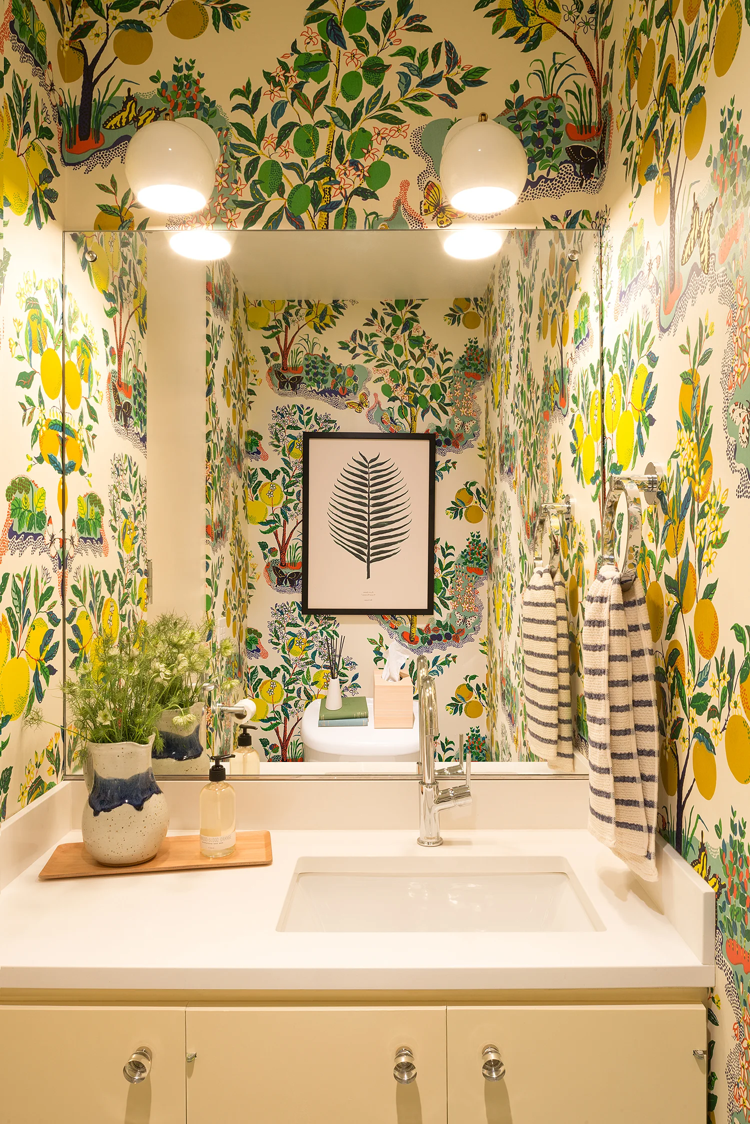 Wallpaper_Bathroom1_Shot1_IsaacSconces_395.jpg