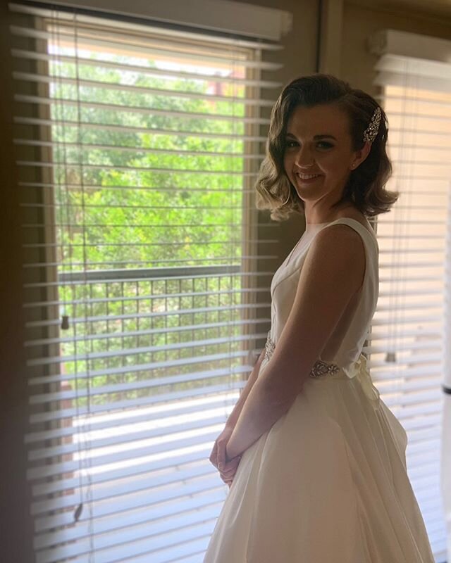 I love it when our brides send us some snapshots of their day. This bride decided to have a much smaller ceremony and have the big reception later! 😍
#sunnyhairandmakeup