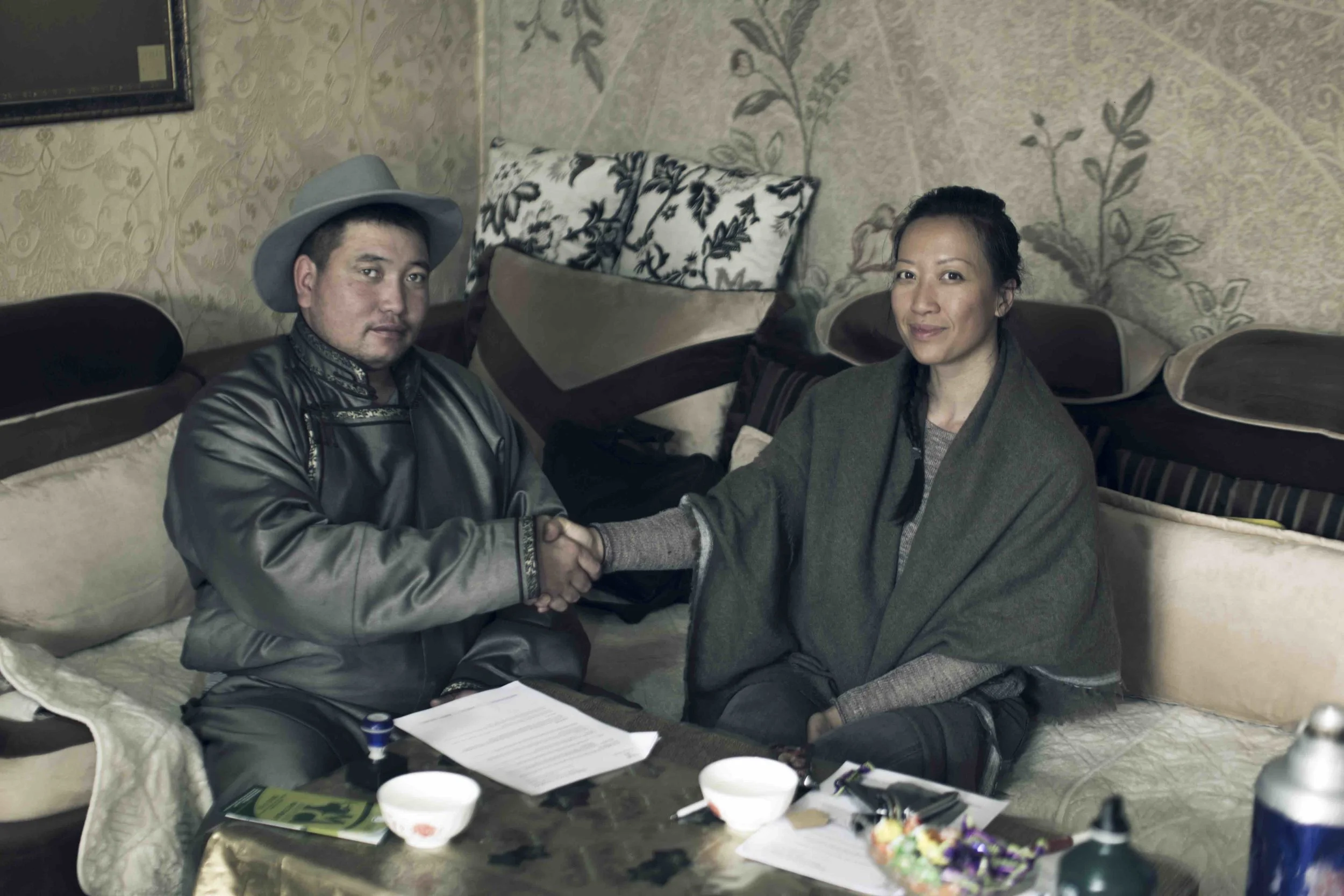 Nancy Johnston signs the contract with the leader of the cooperatives. Picture: Tengri.