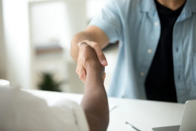 handshake-interview-800x533_c.jpg