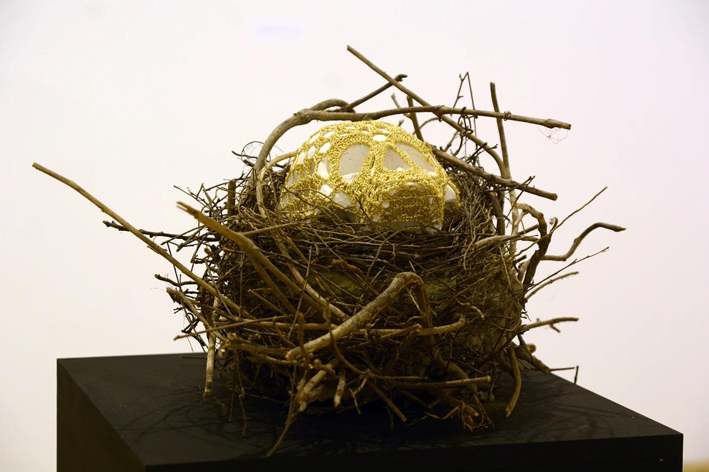 To make you warm / concrete, golden thread and nest / 2018