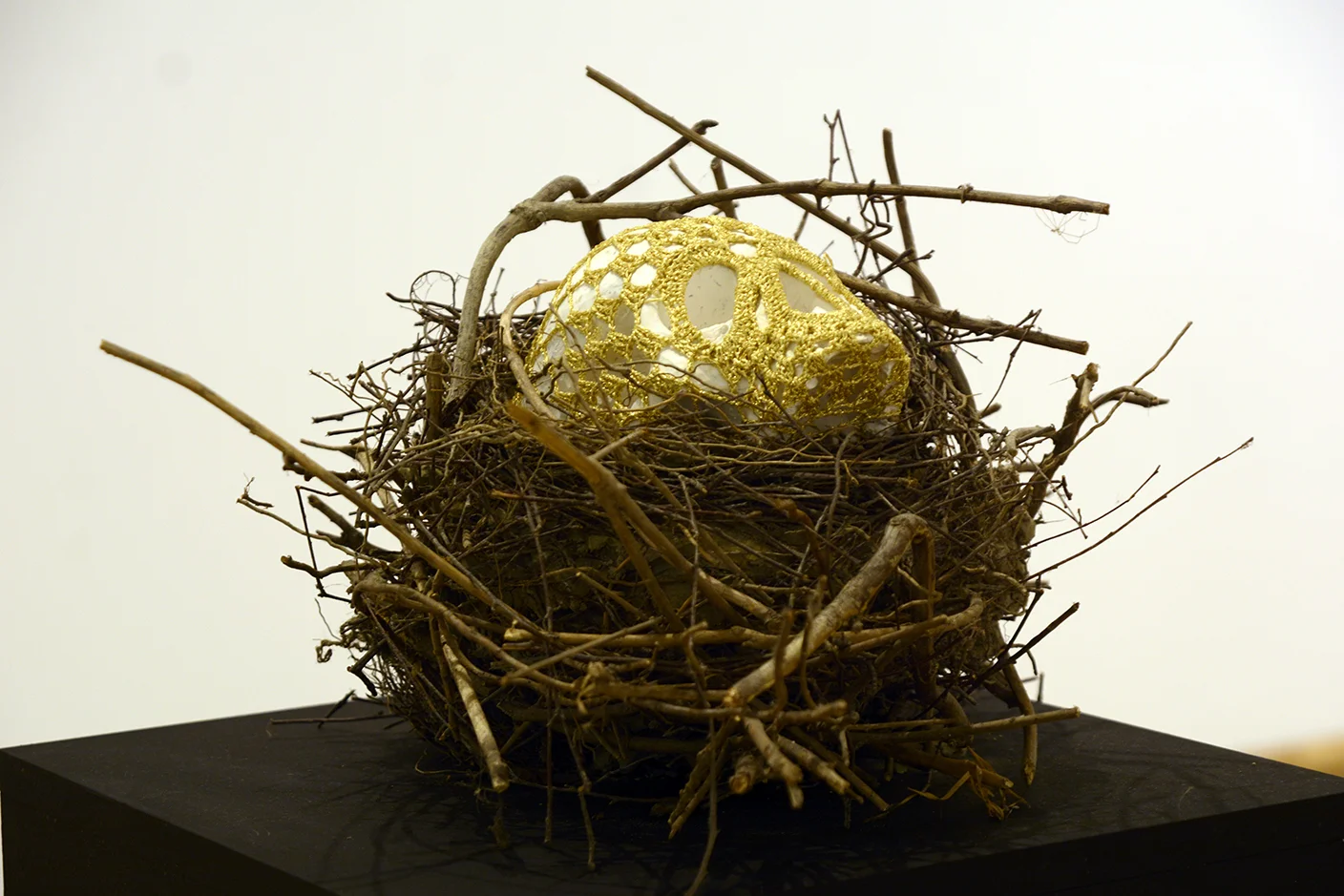 To make you warm / concrete, golden thread and nest / 2018