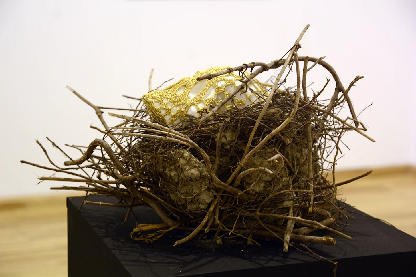 To make you warm / concrete, golden thread and nest / 2018