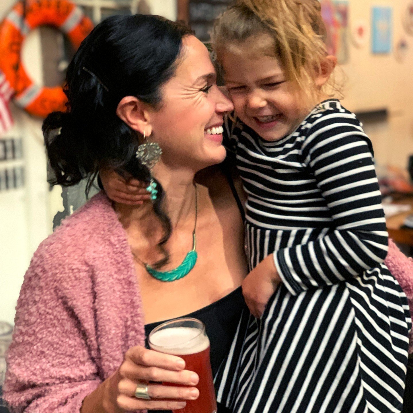 What&rsquo;s a Beer Mom Brunch?🍺💐 It&rsquo;s a laid-back, unfussy, wear whatever you want Mother&rsquo;s Day event! Sunday May 12 from 12-4pm in our outdoor space, Love City Gardens☀️🌿 Your ticket includes a delicious brunch buffet, your first bee