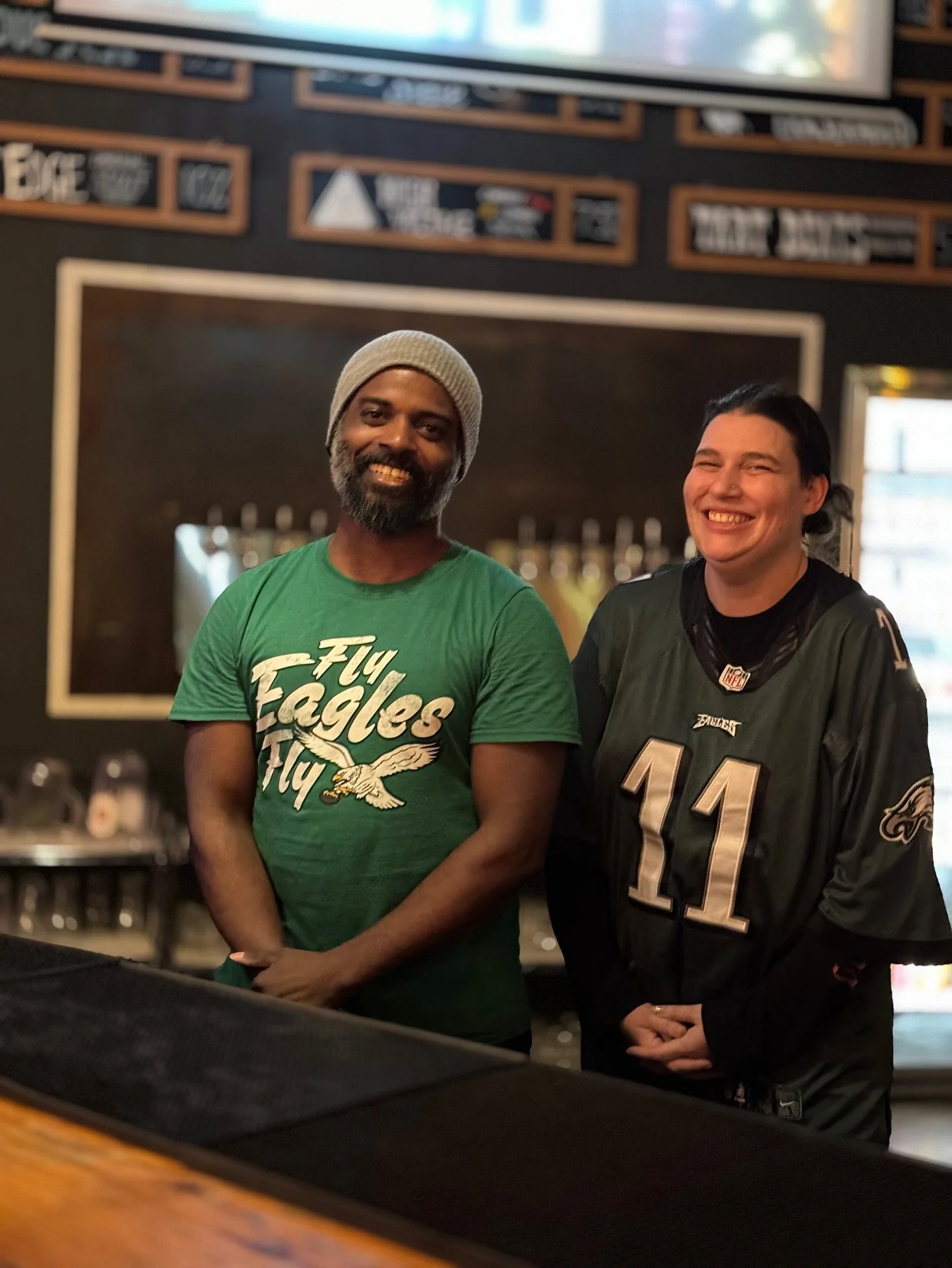 Come for the game, stay for the cake!🏈🎂 Sound up for the *free* Eagles watch party at 1pm, with the raffle prizes and beer specials you&rsquo;ve come to know and love. Afterwards, @cakesnbakesbyalex is hosting a cake decorating class with an Eagles
