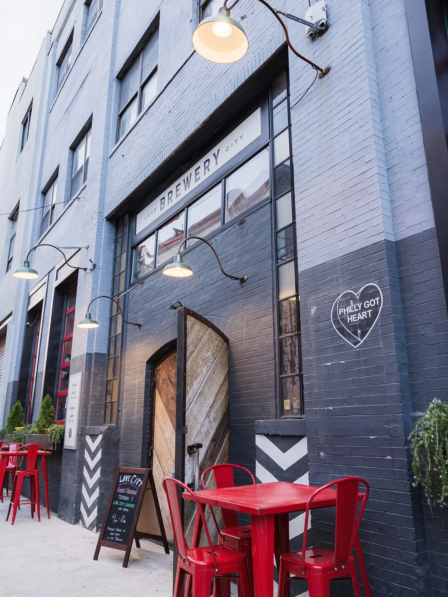 Coming to see us today?❤️ Just a heads up that we&rsquo;ll be CLOSING EARLY at 7pm on Nov. 8 for a private event!
📸Photo credit: @so_elegantle_photo_film