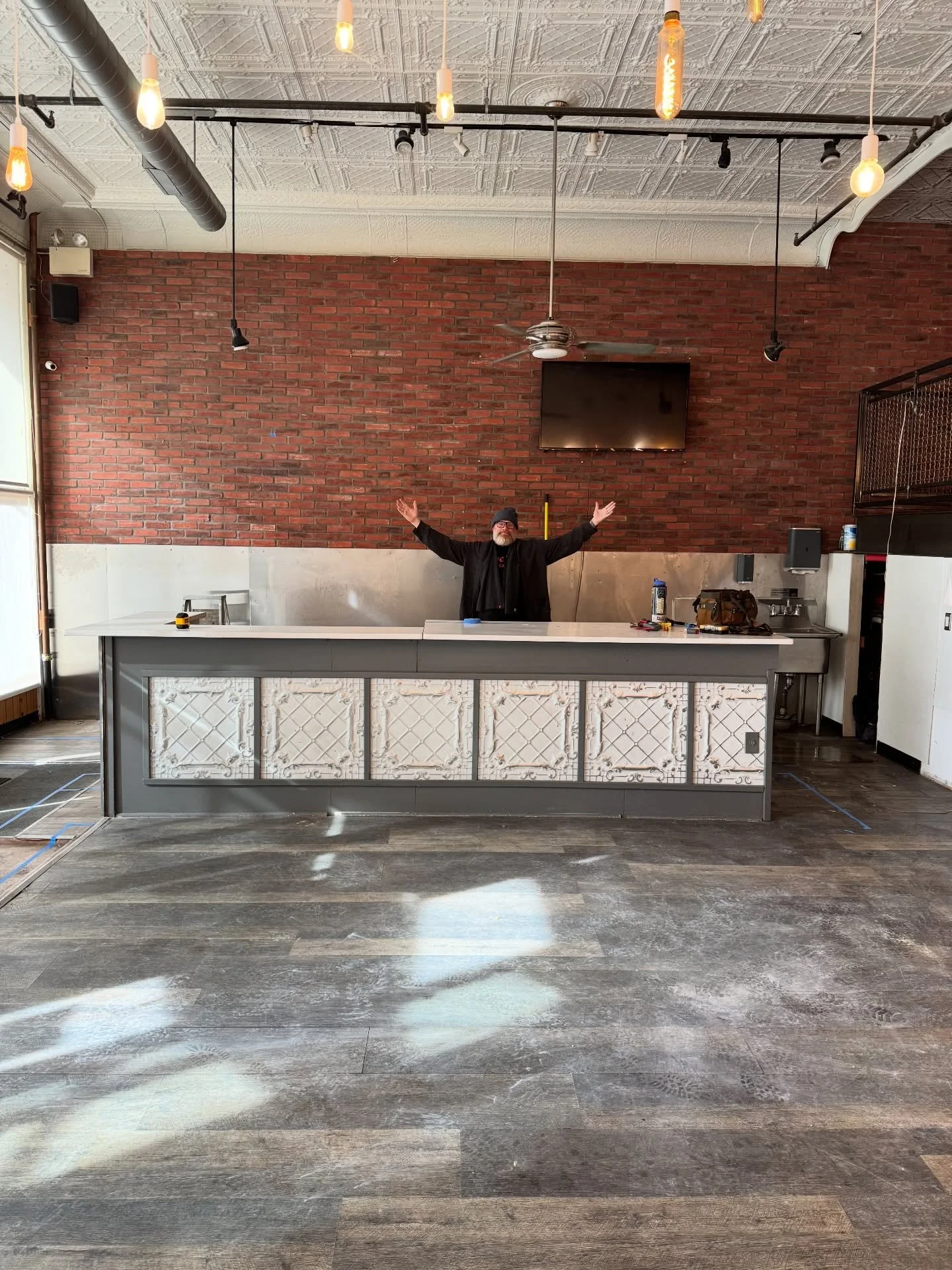 before. after. ✨ She went from empty room to *the*&nbsp;spot! Oak top, classic cushioned stools, and just the right amount of &ldquo;pull up, stay a while&rdquo; energy. Come have a seat at Love City Manayunk. We saved one for you.
📸 Photos by Brian