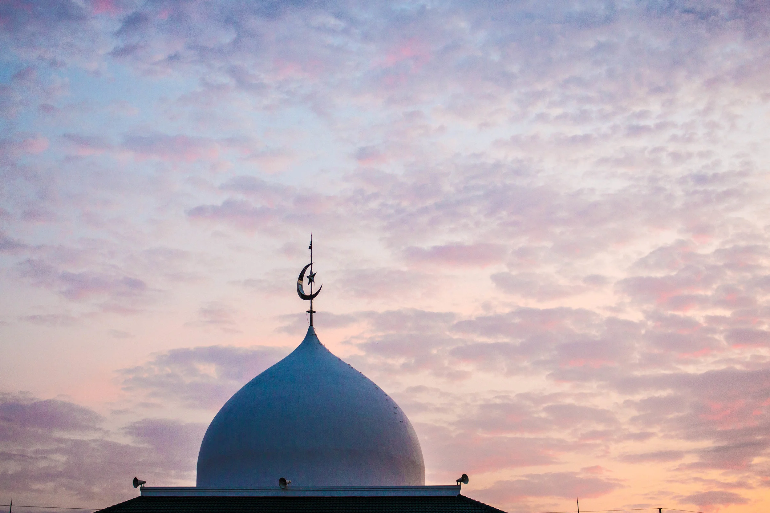 Indonesian Muslims are protecting Christians from church bombings