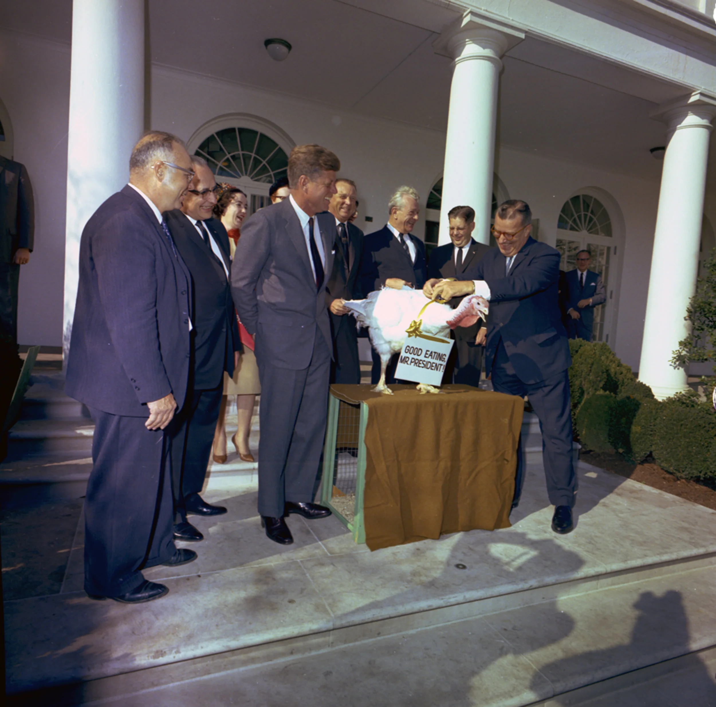 John_F._Kennedy,_turkey_pardon.jpg