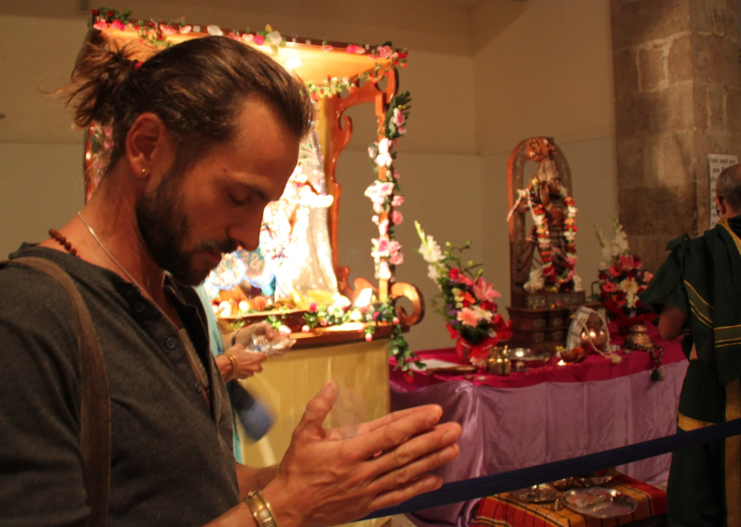 An unlikely Spanish drummer spreads yoga among Christians