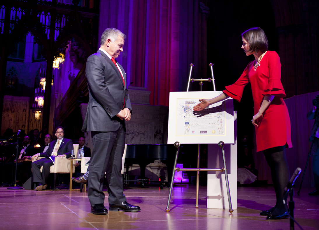 Heather Templeton Dill, president of the John Templeton Foundation, presents the Templeton Prize “Tree of Life” medallion to His Majesty King Abdullah II of Jordan, at the Templeton Prize Ceremony, Washington National Cathedral, November 13, 2018. (Photo credit: Templeton Prize-Clifford Shirley)