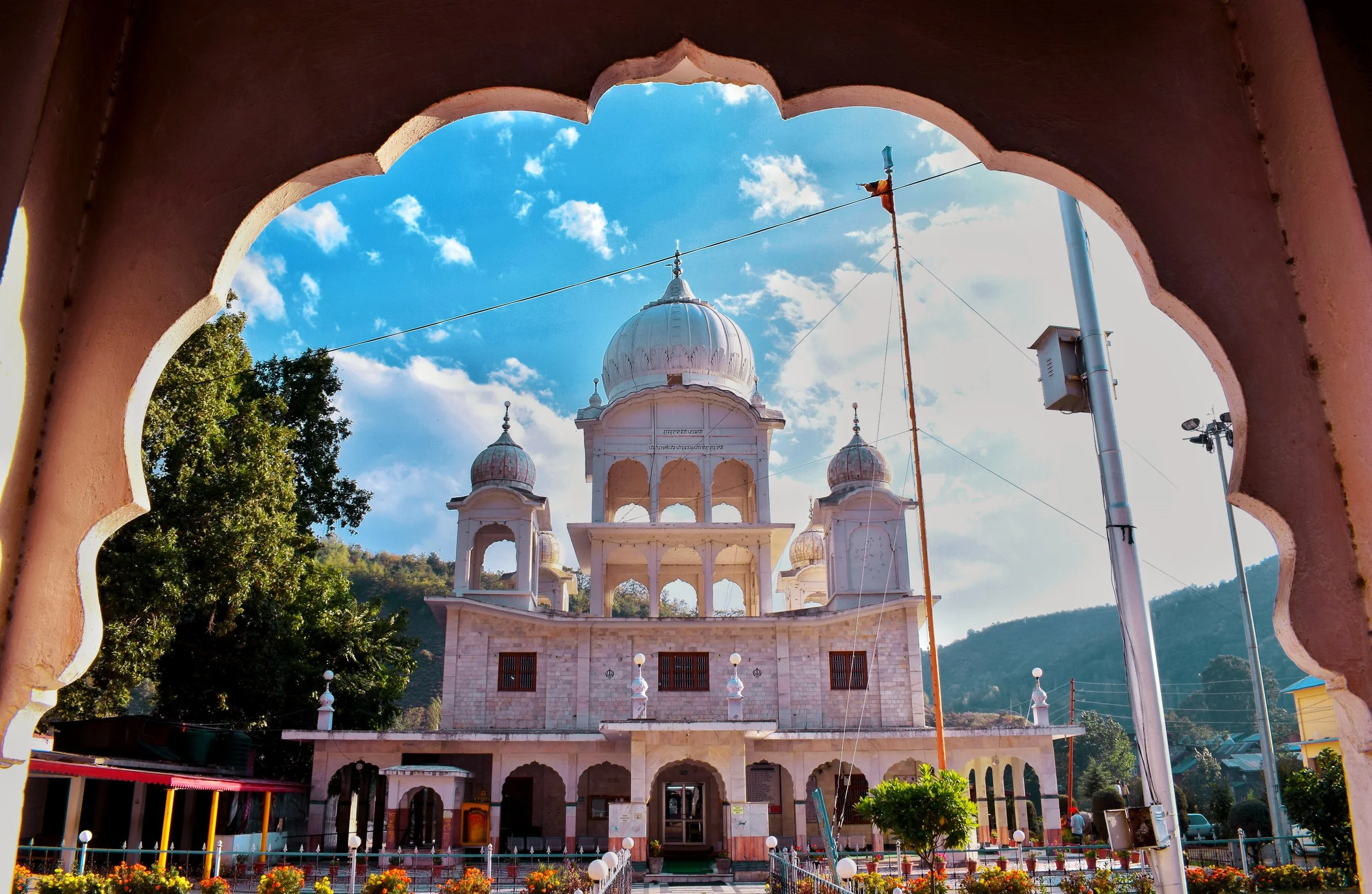 Gurudwara Shri Chatti Patashi Sahib is situated in the hills in Baramulla, Kashmir, on the bank of the river Jhelum. Devoted to Shri Guru Hargobind Singh Ji, thousands of devotes visit the place to offer prayers every year. Photo by Karanjeet Singh.
