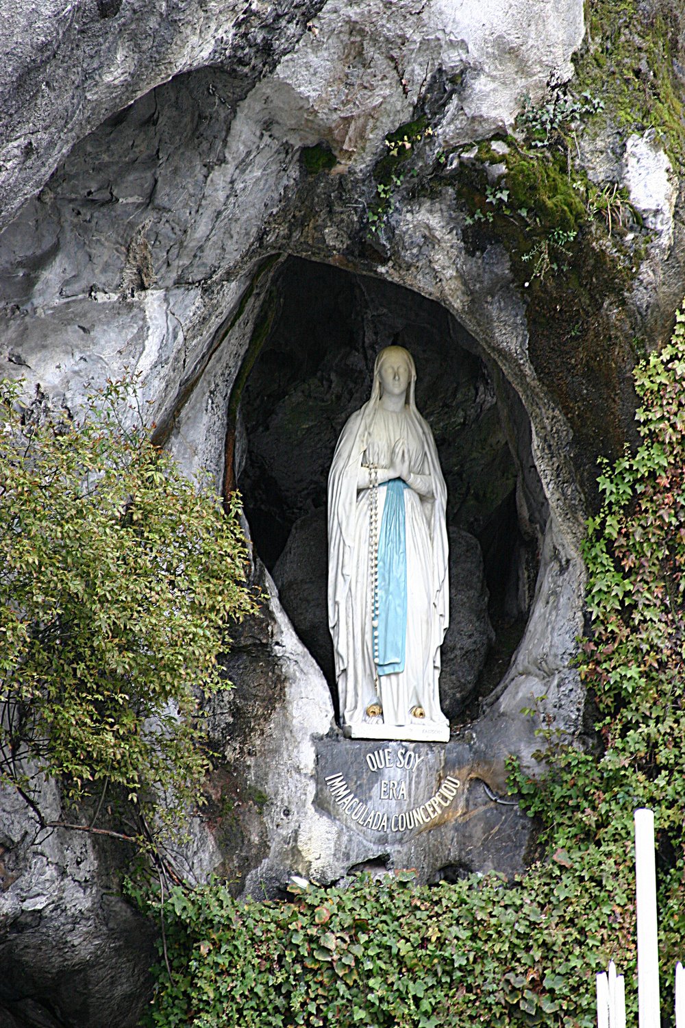 The grotto at Lourdes. Creative Commons photo.