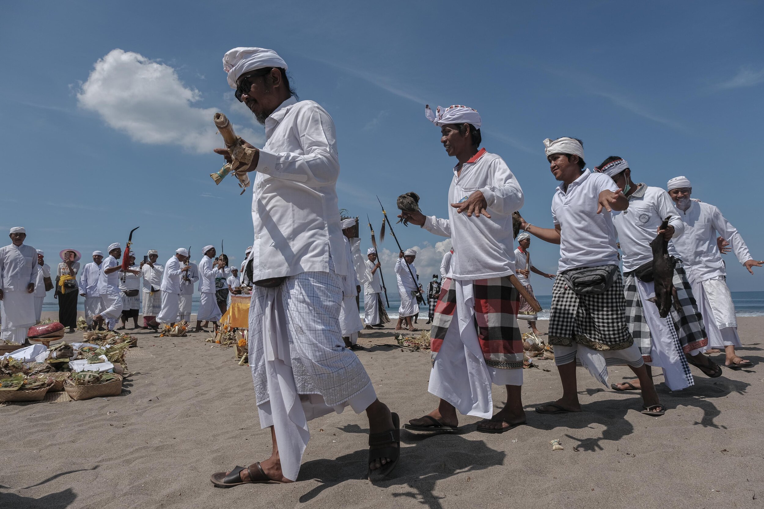  Participants of the ritual walk around while carrying sacred objects and various offerings. Photo by Agoes Rudianto. 