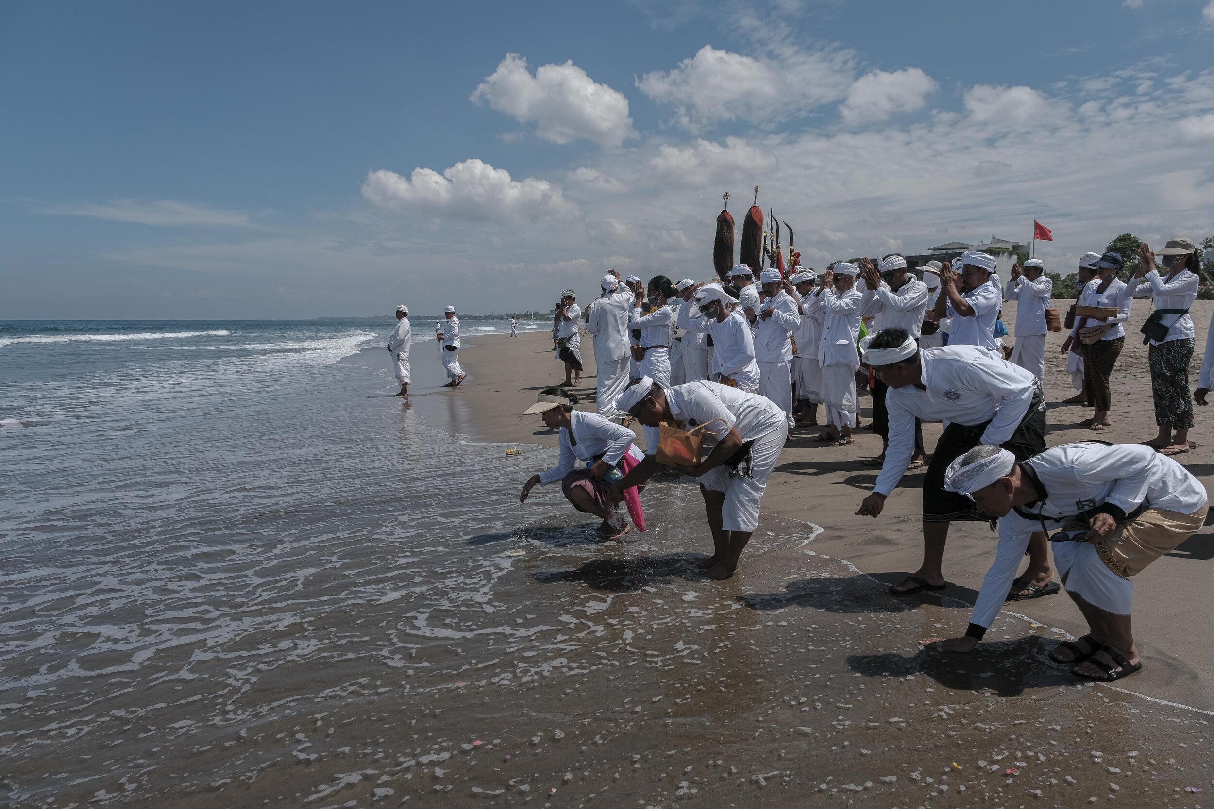  Participants wipe their faces with seawater before the ritual is over. Photo by Agoes Rudianto. 