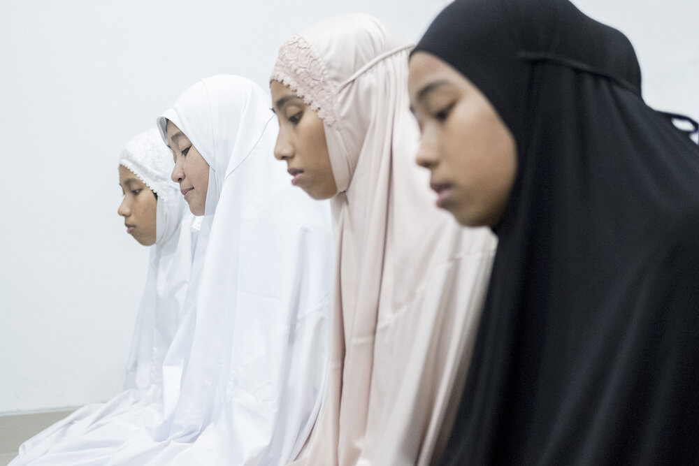  Isfadiah and her daughters perform Tarawih prayers in their home in Kuala Lumpur on May 22. Photo by Alexandra Radu. 