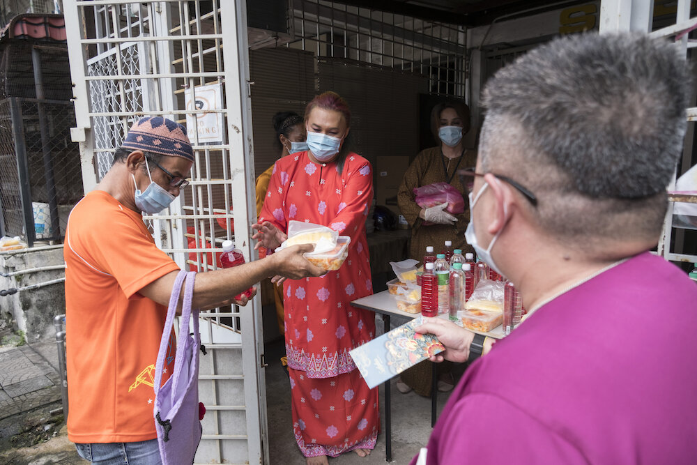  Employees of an NGO based in a low-income neighborhood of Kuala Lumpur distribute food before fast breaking on May 22. Photo by Alexandra Radu. 