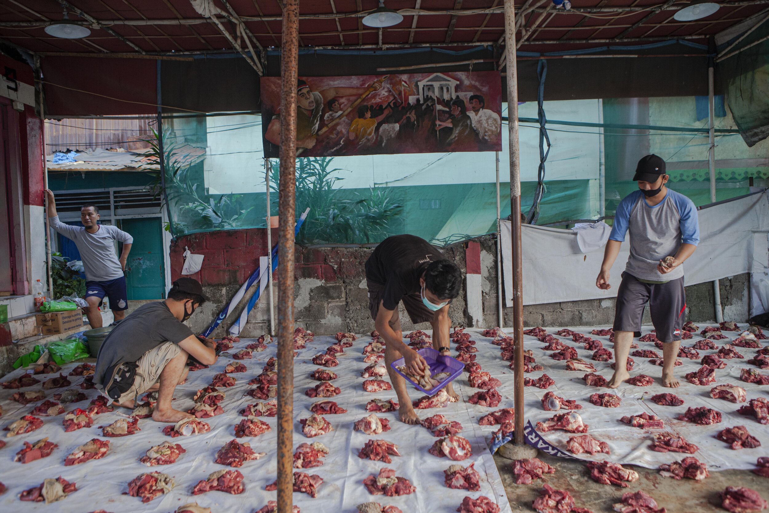  A committee prepares to distribute meat to be given to poor people. Photo by Agoes Rudianto. 