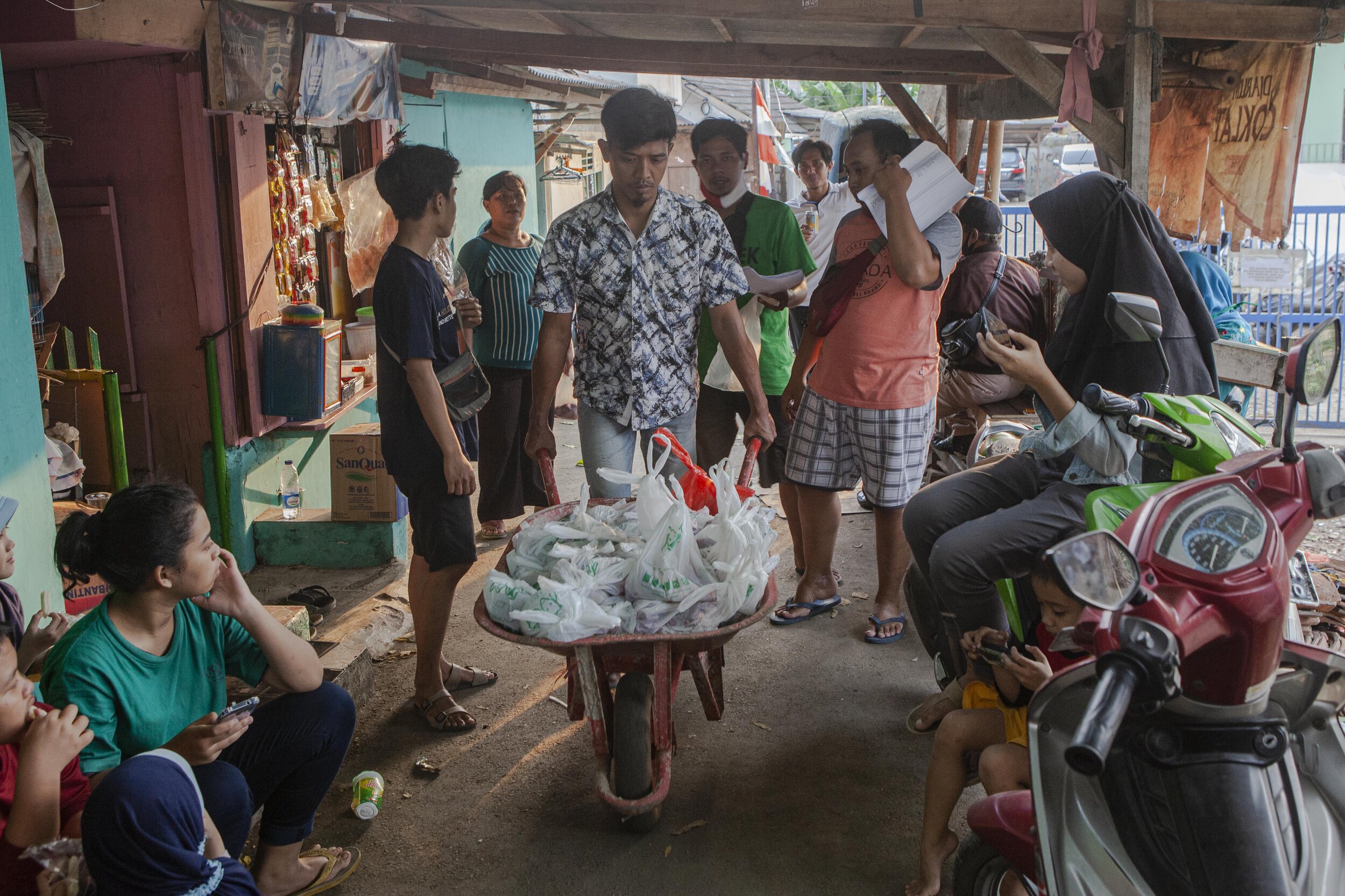  A man uses a push cart to distribute sacrificial meat in a slum area in Jakarta. Photo by Agoes Rudianto. 