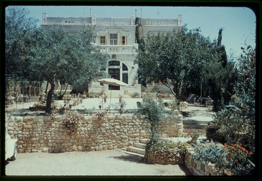 Die Villa des Mufti von Jerusalem wird eine Synagoge https://images.squarespace-cdn.com/content/v1/586d154f03596e5605562ea7/1610638784753-7Z62M8DM45RHZR0TZ81G/ke17ZwdGBToddI8pDm48kGnqAWivL76tPm_pR1s_weoUqsxRUqqbr1mOJYKfIPR7LoDQ9mXPOjoJoqy81S2I8N_N4V1vUb5AoIIIbLZhVYxCRW4BPu10St3TBAUQYVKc9lk9nA7DkqDv5yWx6xhKHOe0_CmazuzsbhuAr0lAzWH_Y-XtB55FqoFeuXm4kglg/sheperd+hotel.jpg?format=1000w