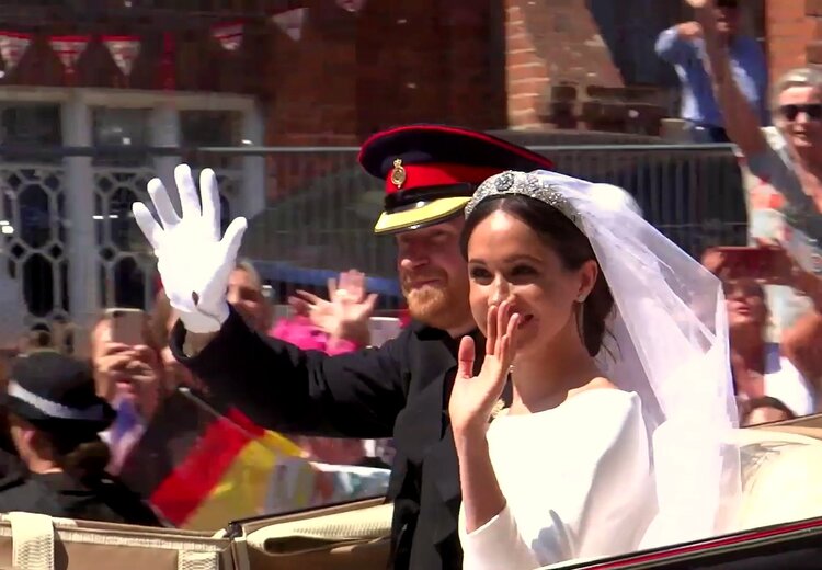 Prince_Harry_and_Meghan’s_carriage_procession_through_streets_of_Windsor_05.jpg