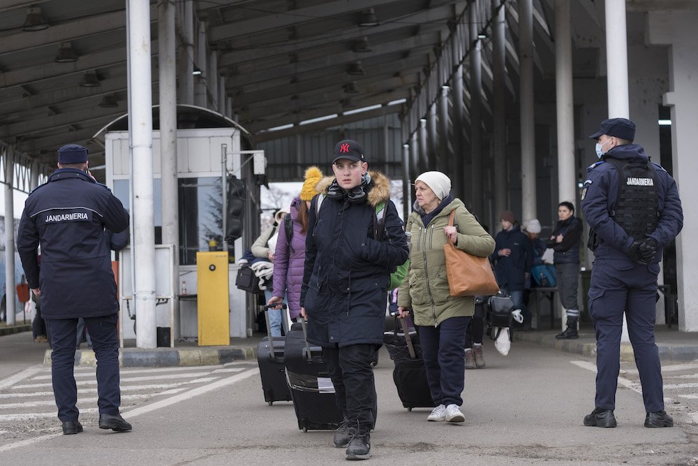  At Siret, one of the main border crossings between Ukraine and Romania, thousands of people per day have entered so far, mostly women, children and foreign students. They are received by volunteers from the Inspectorate General for Emergency Situati