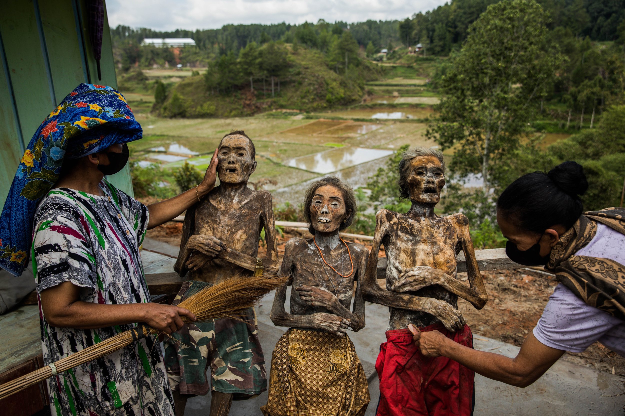 An Indonesian Tradition Of Digging Up Dead Relatives For A Spirited  Afterlife Ritual