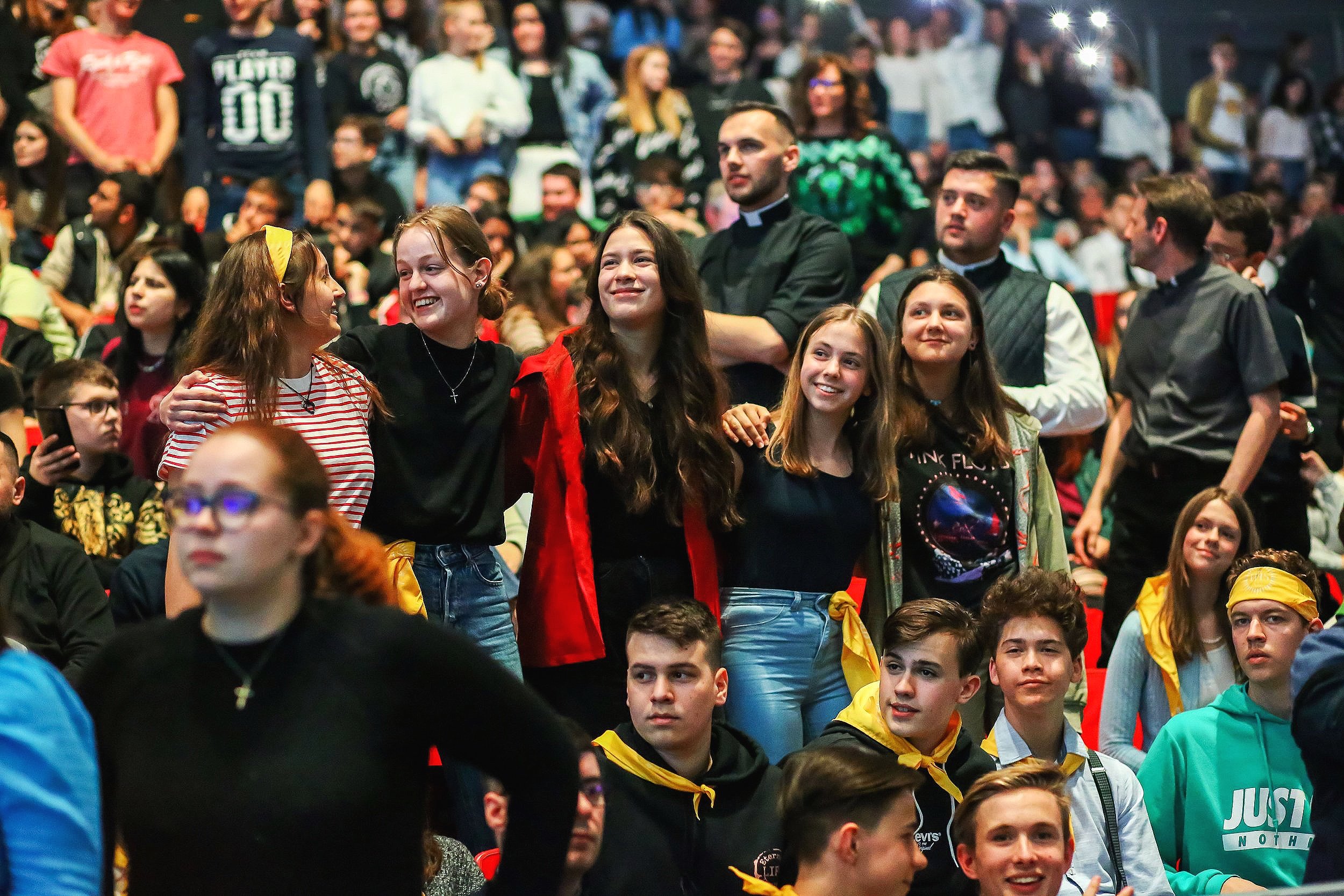 Enthusiastic young people wait for the arrival of Pope Francis in the Arena (Photo: Lambert Attila/Magyar Kurír)