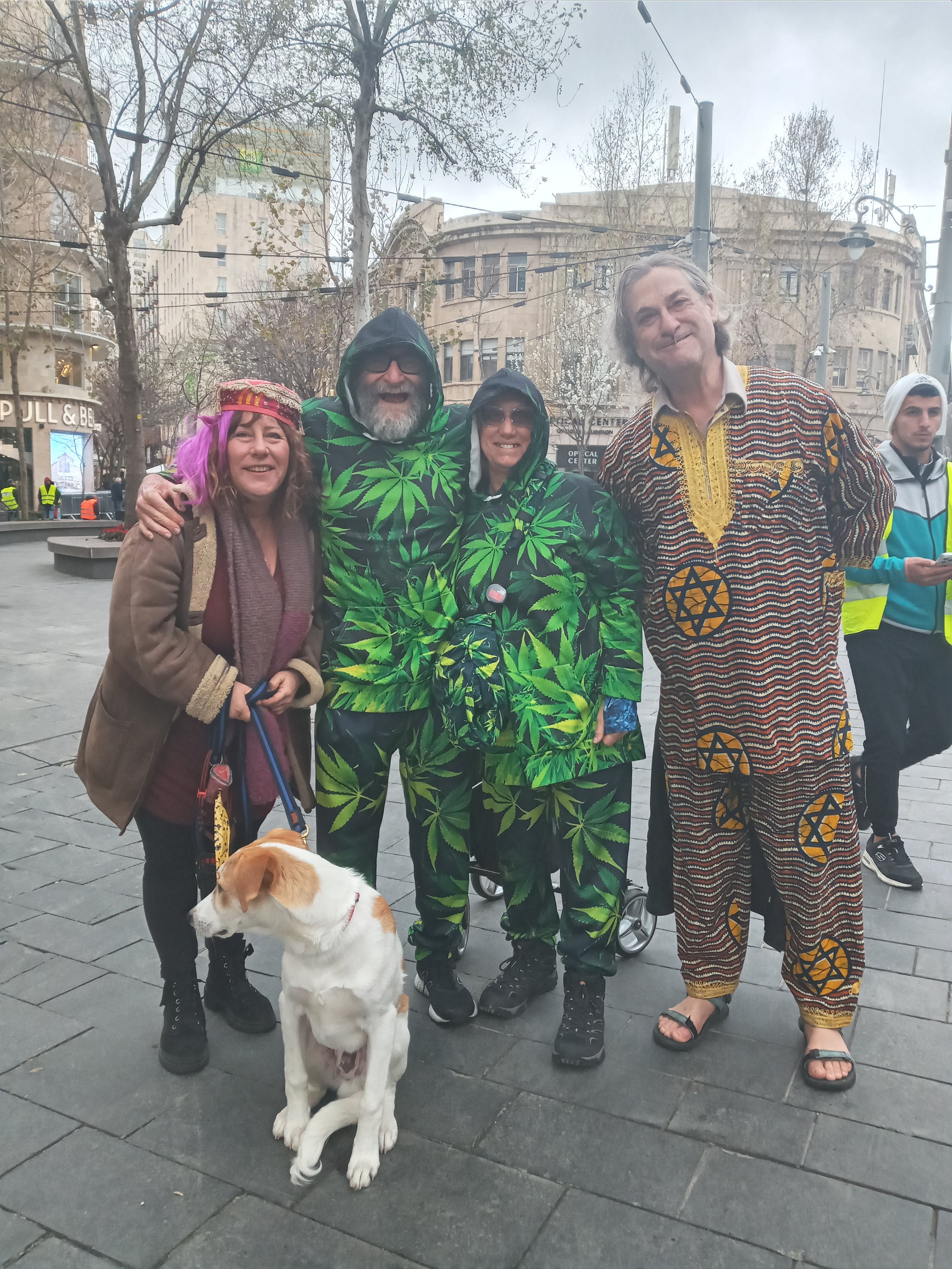 Gil Zohar (right)), Randi Zohar (left), their dog Max, and marijuana fans Susan and Paul Liebhauser..jpg