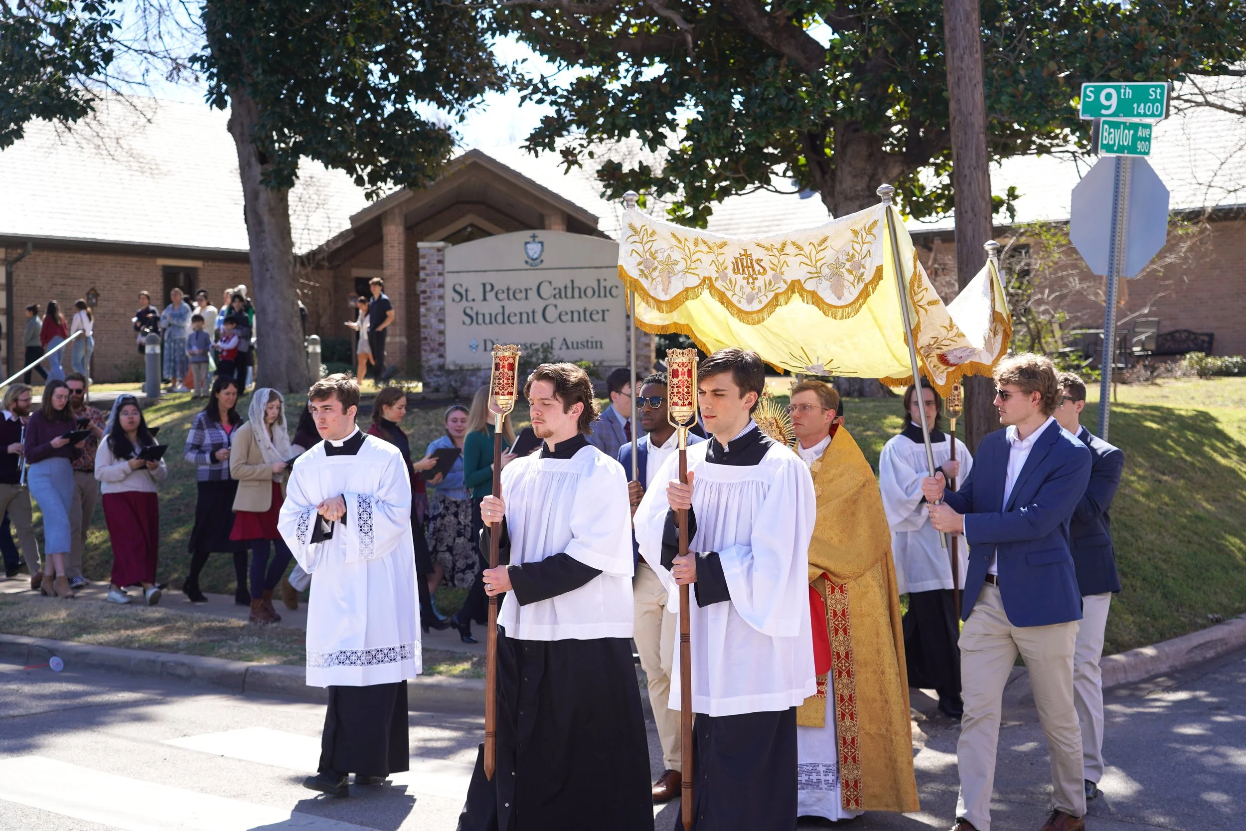On Many College Campuses, Some Students Are Turning to Catholicism