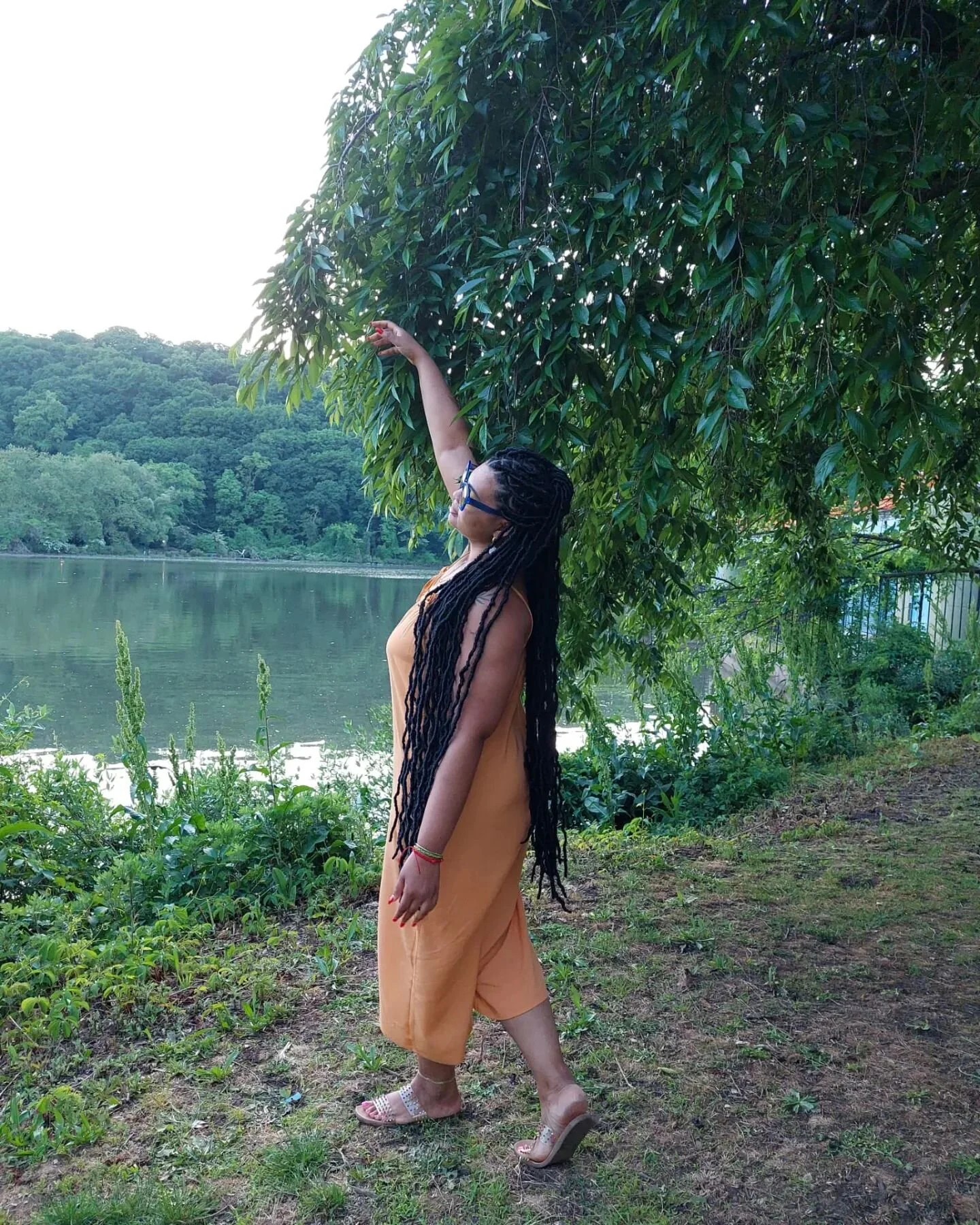 Caressing 🍃. Hi world... 🫶🏾

#touchmylovelanguage
#outsidesummer

📸: My Momma