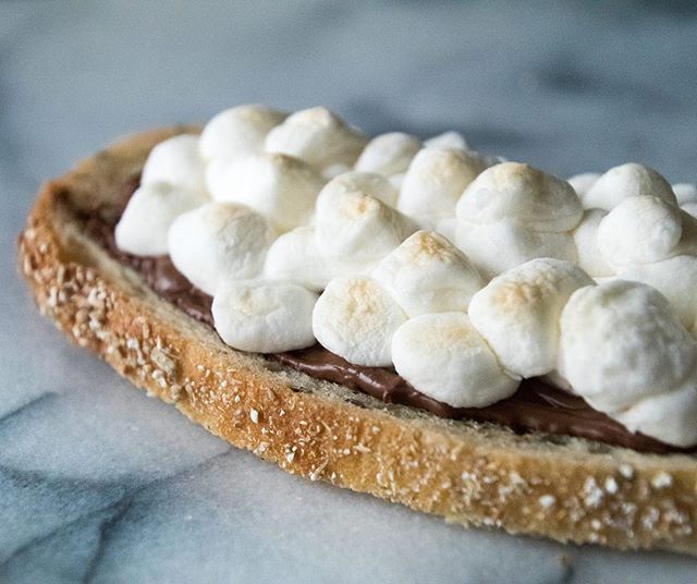 S'mores toast....don't mind if I do! Most delicious summer #toasttuesday so far ☀️#JessicasBrickOven #smores